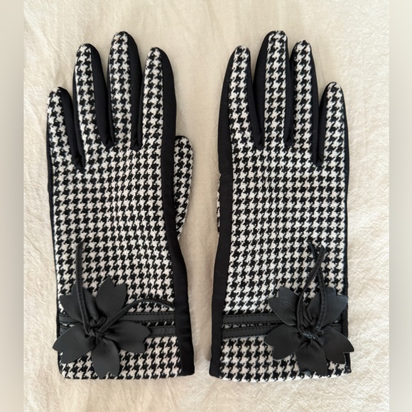 Isotoner Houndstooth Gloves - Picture 2 of 3